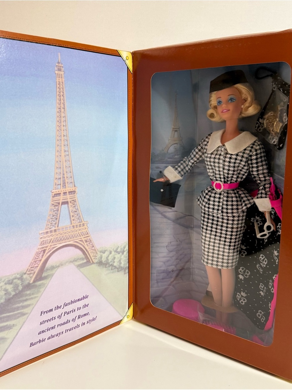 Special Edition 1995 Barbie Fashion Doll in Black, White & Hot Pink accessories - Picture 4 of 9